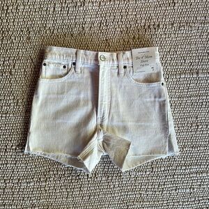 Abercrombie & Fitch The 4” Mom Short White Denim